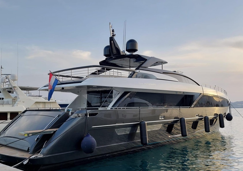 Riva 100 Corsaro (2020-on-wate-exterioe